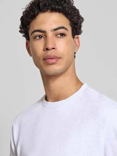 Männermodel trägt Regular Fit Sweatshirt aus Baumwoll-Mix Modell 'CERES' von Only & Sons in Weiß, unifarben, Nahaufnahme Oberkörper.