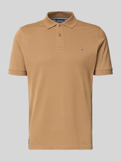 Produktfoto, Regular Fit Poloshirt mit Stitching von Christian Berg Men, bawełna, krój regular fit, hafty, listwa guzikowa, długość tyłu 64 cm w rozmiarze M, kolor beżowy, gładka faktura