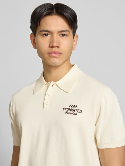 Männermodel trägt Regular Fit Poloshirt mit Label-Stitching Modell 'Speedtrap' von PROHIBITED, Reine Baumwolle, Nahaufnahme Oberkörper.