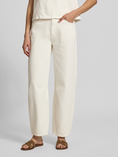 Frauenmodel trägt Wide-Fit Damen Jeans in Reine Baumwolle, verkürzte Passform, 5-Pocket-Design, Knopf-Reißverschluss Modell 'Dexter' von MSCH Copenhagen, cremefarben, grobe Struktur, Ganzkörperansicht von vorne.