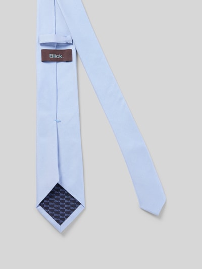 Produktfoto, Krawatte aus reiner Seide von Blick in Hellblau mit Strukturmuster, Label-Detail und Teilungsnähte, klassische Passform.