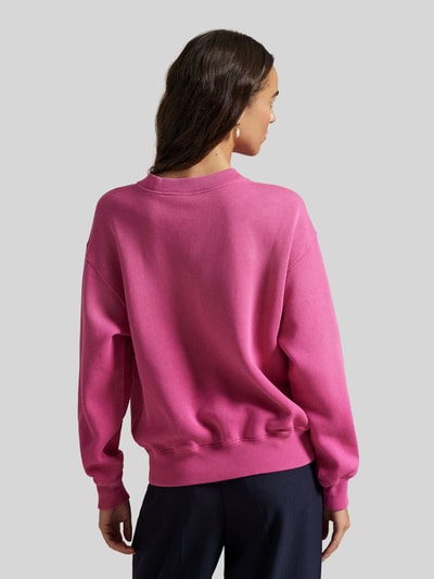 Modelka kobieca nosi Sweatshirt mit Label-Stitching od Polo Ralph Lauren, bawełniana mieszanka, luźny krój, różowy, widok całej sylwetki od tyłu.
