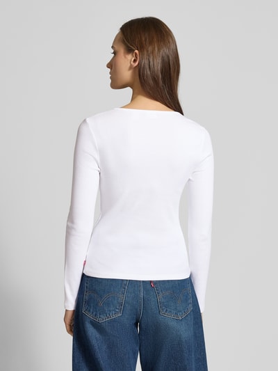 Modelka nosi Longsleeve in Ripp-Optik mit Label-Detail od Levi's®, biały, krój slim fit, faktura prążkowana, widok całej sylwetki z tyłu. Długość pleców w rozmiarze S: 52 cm.