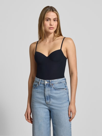 Frauenmodel trägt BH-Top mit gepolsterten, gemoldeten Cups Modell 'ALLURE' von Hanro in Dunkelblau, Material-Mix mit Stretch-Anteil, körpernahe Passform, verstellbare Träger, Ganzkörperansicht von vorne.