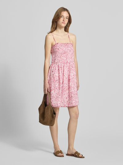 Frauenmodel trägt Fit and Flare Freizeitkleid mit Allover-Muster Modell 'ELIZA ANIKA' von Only aus Chiffon, florales Muster, Mini-Länge, Henley-Ausschnitt, verstellbare Spaghettiträger, Optik:Allover-Muster, Ganzkörperansicht von vorne.