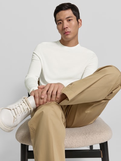 Männermodel trägt Regular Fit Strickpullover aus Viskose-Mix Modell 'SAN CODY-CV' von HUGO in Unifarbe, Nahaufnahme Oberkörper.