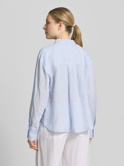 Frauenmodel trägt Regular Fit Hemdbluse mit Knopfleiste von Christian Berg Woman Selection, semitransparent, langärmelig, Rückenansicht.