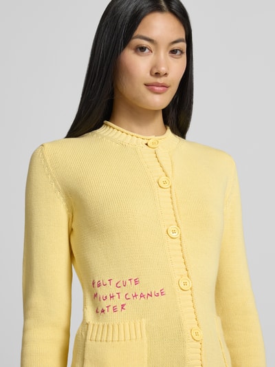 Frauenmodel trägt Regular Fit Strickjacke aus reiner Baumwolle von MAX&Co. in Hellgelb mit Strickstruktur, Nahaufnahme Oberkörper.