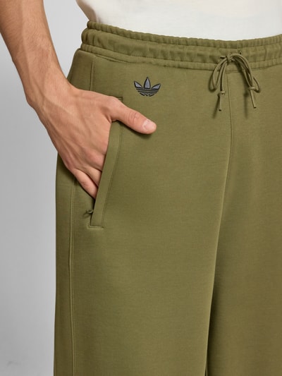 adidas Originals Wide fit sweatpants met logo-applicatie, model 'LO' Olijfgroen - 3