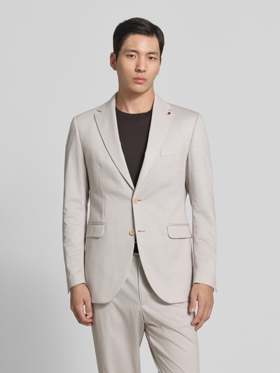 Männermodel trägt Regular Fit Sakko mit Viskose-Anteil Modell 'Cavin' von CG - Club of Gents in Beige, Elastischer-Material-Mix, Ganzkörperansicht von vorne. Rückenlänge 75 cm, Schulterbreite 44 cm, Ärmellänge 64 cm, Reverskragen, Brusttasche, Pattentaschen, Logo-Detail.