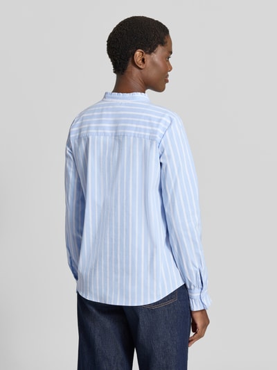 Vrouwenmodel draagt Regular Fit blouse met v-hals van MORE, katoenmix met stretch, all-over look, knoopsluiting, ruglengte maat 36 64 cm, mouwlengte maat 36 63 cm, lichtblauw met witte strepen, gladde textuur, geheel lichaam achteraanzicht.