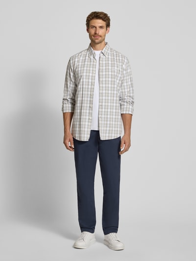 Männermodel trägt Relaxed Fit Chino aus Baumwoll-Mix von Tom Tailor Denim in Dunkelblau, glatte Struktur, Ganzkörperansicht von vorne, Herren Chino von Tom Tailor Denim