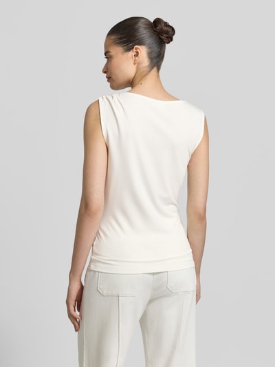 Frauenmodel trägt Trägertop aus Viskose-Mix mit Drapierungen von Jake*s Collection in Creme mit Rundhalsausschnitt, Slim-Fit, Rückenlänge 60 cm, Ganzkörperansicht Rückansicht.