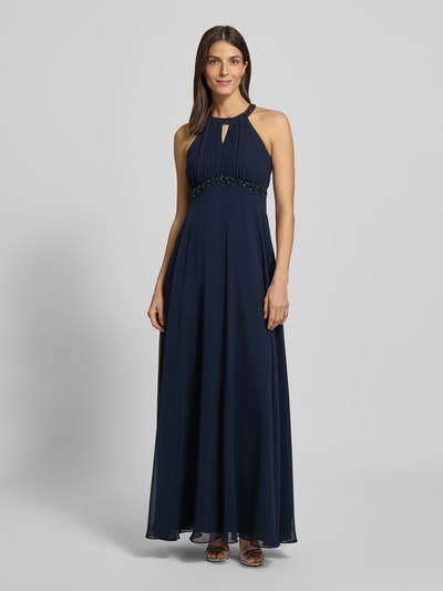 Frauenmodel trägt Regular Fit Abendkleid mit Rückenausschnitt von Jake*s Cocktail, dunkelblau, Ziersteinbesatz, Ganzkörperansicht von vorne.