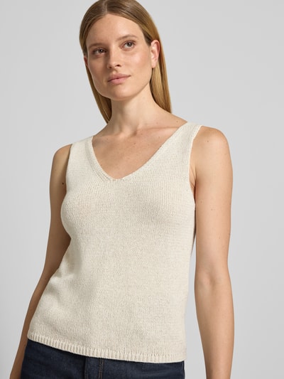 Vrouwenmodel draagt tricottop met V-hals van FREE/QUENT, materiaalmix met linnen, regular fit, model Grscaliva, ruglengte bij maat S 55 cm, lichte beige kleur, fijne textuur, nahaufnahme bovenlichaam