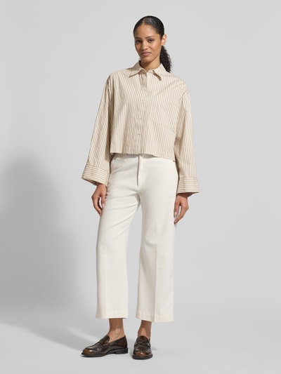 Vrouwenmodel draagt Oversized Hemdbluse aus reiner Bio-Baumwolle Modell 'Astha' van Selected Femme met look: effen, oversized fit, overhemdkraag, borstzak, rugpas met plooien, knoopsluiting, manchet en webmateriaal van puur biologisch katoen, Ganzkörperansicht van voren.