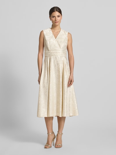 Frauenmodel trägt Regular Fit Midikleid mit floralem Allover-Stitching von Rinascimento in Creme mit V-Ausschnitt, Ganzkörperansicht von vorne.