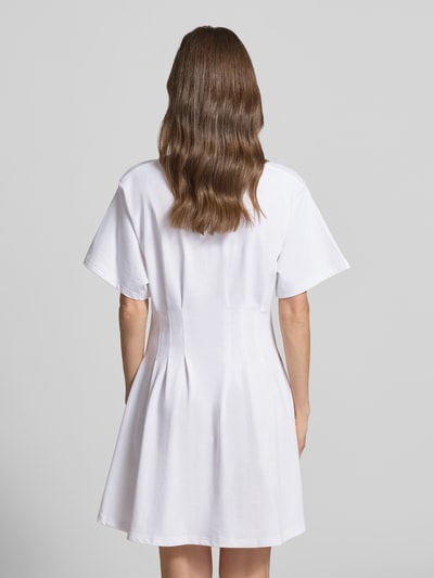 Frauenmodel trägt Leicht ausgestelltes Sweatkleid aus reiner Baumwolle von Polo Ralph Lauren in Weiß mit Melange-Optik, Kurzarm, Mini-Länge, Ganzkörperansicht Rückansicht.