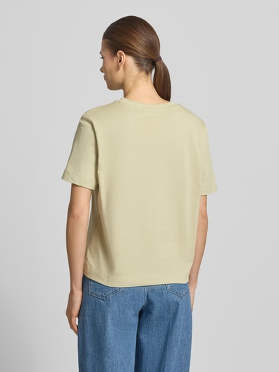 Vrouwenmodel draagt Boxy Fit T-Shirt uit puur katoen model 'ESSENTIAL' van Selected Femme, look: effen kleuren, labelpatch, ronde hals, korte mouw, heavy jersey, geheel van achteren.