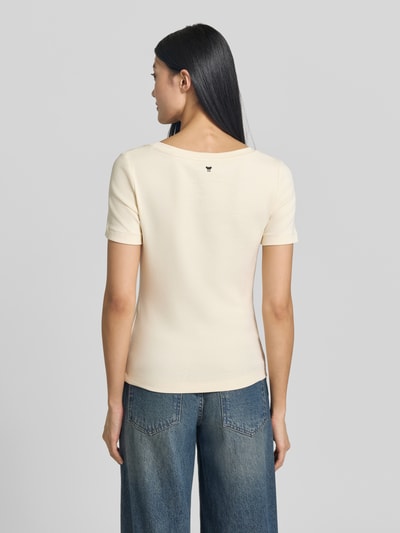 Frauenmodel trägt Regular Fit T-Shirt aus Baumwoll-Mix Modell 'WKDMULTIJ' von Weekend Max Mara in hellem Beige, Damen T-Shirt, Ganzkörperansicht Rückansicht.