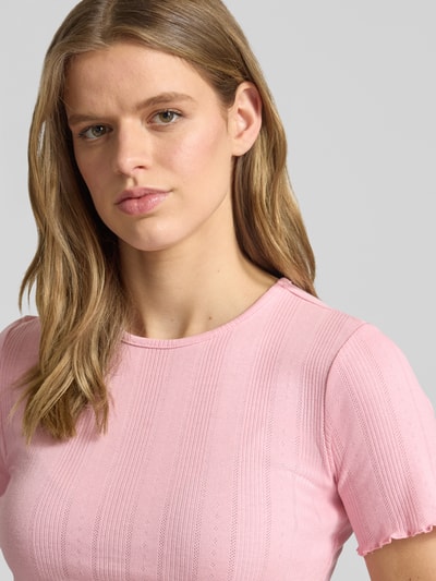 Frauenmodel trägt Slim Fit T-Shirt aus Baumwoll-Mix Modell 'TENNA' von Only, Optik: Unifarben, Rundhals, Kurzarm, Frill-Details, Nahaufnahme Oberkörper.
