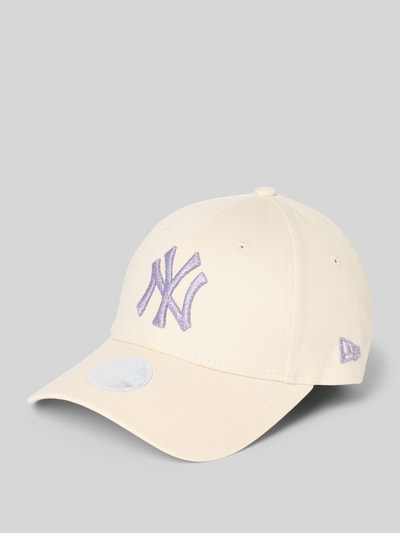 Produktfoto, Base Cap mit Motiv-Stitching von New Era aus bawełny, zagięty daszek, haftowane logo, kremowy kolor, tekstura gładka