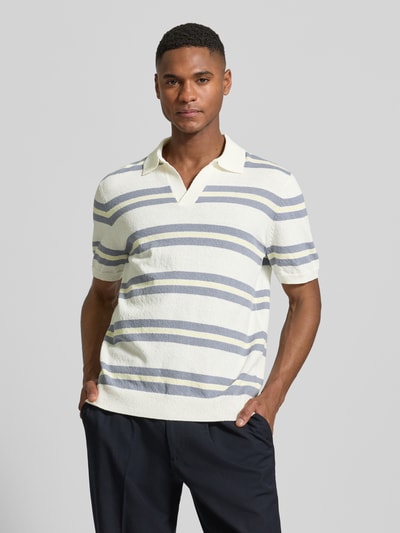 Männermodel trägt Slim Fit Poloshirt in Strick-Optik von JAKE*S STUDIO MEN, creme mit grau-gelben Streifen, Nahaufnahme Oberkörper. Material-Mix mit Baumwoll-Anteil, Polokragen, kurzärmelig, Rückenlänge 66 cm, Ärmellänge 25 cm.