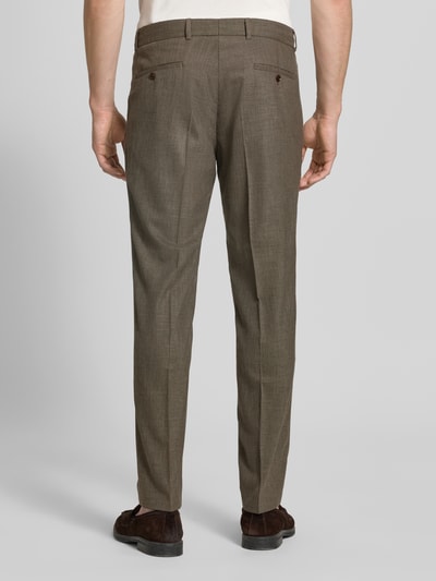 Männermodel trägt Slim Fit Stoffhose mit Woll-Anteil Modell 'Cole' von CG - Club of Gents in Braun, Gesäßtaschen, Ganzkörperansicht Rückansicht. Elastischer-Material-Mix, Bügelfalten, Knopf- und Reißverschluss, Bundweite 47 cm, Innenbeinlänge 70 cm bei Größe 50.