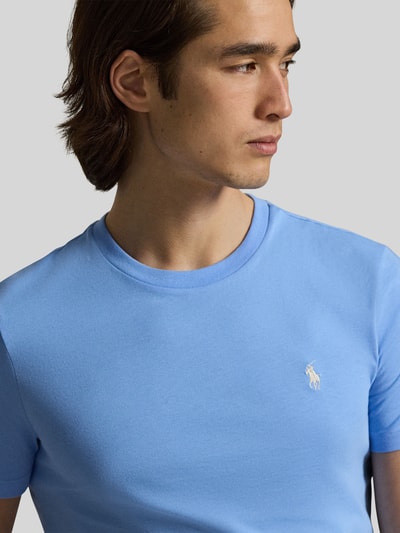 Männermodel trägt Regular Fit T-Shirt aus reiner Baumwolle von Polo Ralph Lauren, hellblau, unifarben, Logo-Stitching, Nahaufnahme Oberkörper.