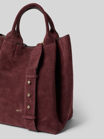 Productfoto, Handtasche aus echtem Leder Modell 'ESSENTIAL' von Abro in bordeauxrood leer met labelprint, afneembare schouderband, korte draagbanden, hoofdvak met magneetsluiting, ritsvak binnenin, 30 cm breed, 35 cm lang, 20 cm diep, schouderbandlengte 100 cm