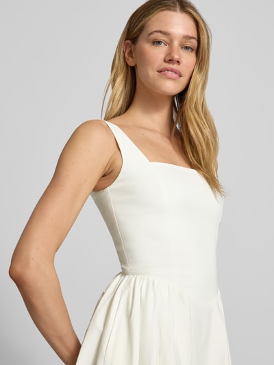 Frauenmodel trägt Cocktailkleid mit rückseitigem Reißverschluss von Jake*s Cocktail aus Baumwoll-Mix mit Stretch-Anteil, A-Linie, Midikleid, strukturierte Oberfläche, Farbe Weiß, Nahaufnahme Oberkörper. Rückenlänge bei Größe 36: 123 cm, Brustweite bei Größe 36: 40 cm.