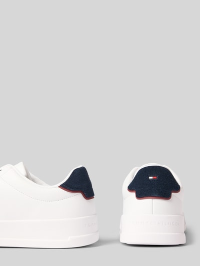 Produktfoto, Low Top Sneaker aus echtem Leder Modell 'TH COURT' von Tommy Hilfiger in Unifarbe Weiß mit Kontrastdetails, strukturierter Sohle und Label-Applikationen.