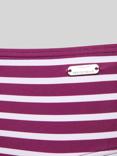 Produktfoto, Bikinihose mit Raffungen Modell 'Tadu' von VENICE BEACH, lila-weiß gestreift, Stretch-Material, Label-Detail, Textur glatt