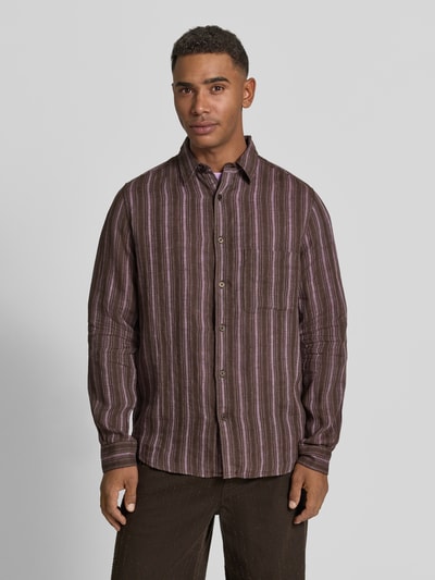 Männermodel trägt Regular Fit Leinenhemd aus zuiver linnen Model 'Saryan' van Samsøe Samsøe met Kentkraag, Kreuklook, doorlopende knoopsluiting, opgestikte borstzak, bruin-paars gestreept, Heren, Ganzkörperansicht von vorne, Ruglengte maat M 78 cm, Schouderbreedte 44 cm, Mouwlengte 68 cm.