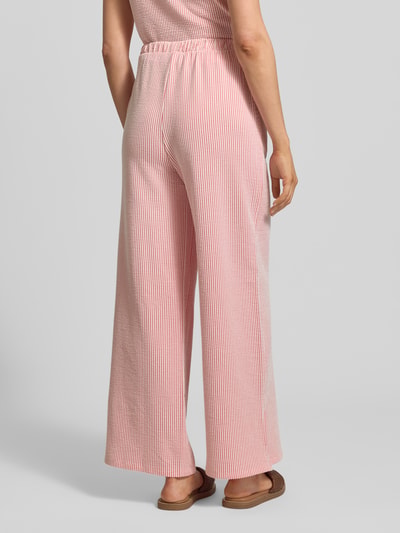 Frauenmodel trägt Wide Leg Hose mit elastischem Bund Modell 'STRIPLO' von Vila, Baumwoll-Mix mit Stretch-Anteil, Allover-Look, Ganzkörperansicht Rückansicht.