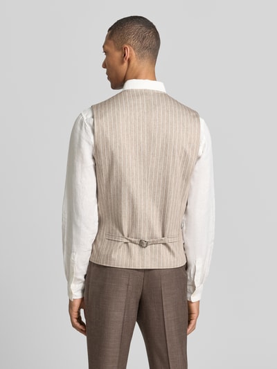 Mannenmodel draagt Weste mit Brustleistentasche Modell 'Mosley' van CG - Club of Gents in lichtbeige met fijne strepen, materiaal-mix met katoen, nauwsluitende fit, rugdeel met gespdetail, zichtbare textuur. Ganzkörperansicht Rückansicht.