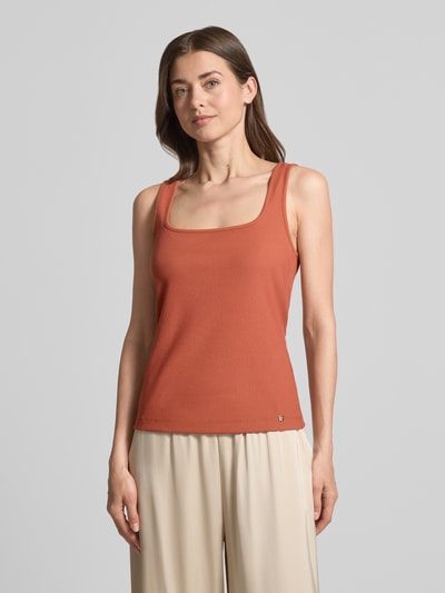 Vrouwenmodel draagt Tanktop met Karree-Ausschnitt van Marc Cain, fijnrib, modalmix met stretch, nauwsluitende fit, labeldetail, frontale lichaamsopname