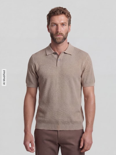 Männermodel trägt Slim Fit Poloshirt mit Strukturmuster von Christian Berg Men in Beige, reine Baumwolle, Kurzarm, Ganzkörperansicht von vorne.