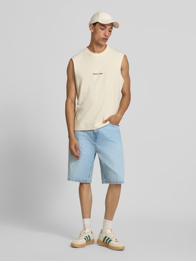 Männermodel trägt Jeansshorts mit Eingrifftaschen Modell 'Robertson' von Carhartt Work In Progress aus Reine Baumwolle, Relaxed-Fit, hellblaue Farbe, Ganzkörperansicht von vorne.