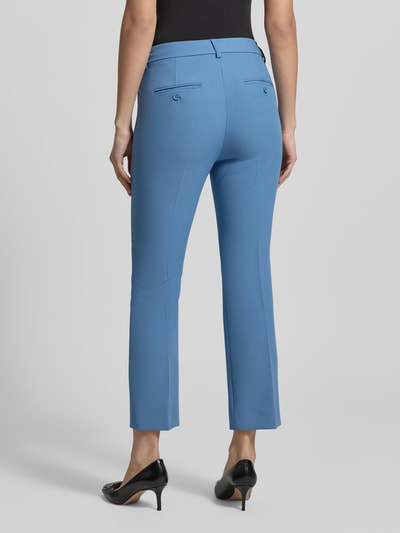 Frauenmodel trägt Slim Fit Bundfaltenhose mit Viskose-Anteil Modell 'RANA' von Weekend Max Mara in Blau, Webware, Ganzkörperansicht Rückansicht.