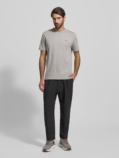 Męski model nosi Regular Fit T-Shirt aus Baumwoll-Mix od BOSS Green, efekt: jednolity kolor, nadruk z logo, okrągły dekolt, krótki rękaw, mieszanka bawełny, jednolita faktura, Ganzkörperansicht von vorne.
