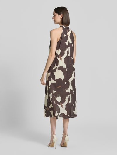 Frauenmodel trägt Neckholder-Midikleid im Allover-Look Modell 'Qowira' von Someday, Reine Baumwolle, Gerader-Schnitt, Ganzkörperansicht Rückansicht.