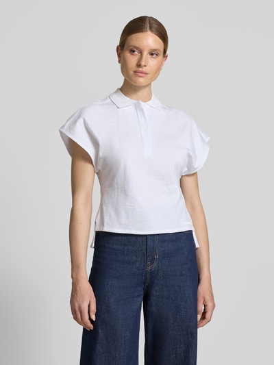 Frauenmodel trägt Regular Fit T-Shirt aus Baumwoll-Leinen-Mix Modell 'PESI' von MAX&Co., weiß, kombiniert mit Jeans, Damen Poloshirt, Nahaufnahme Oberkörper.