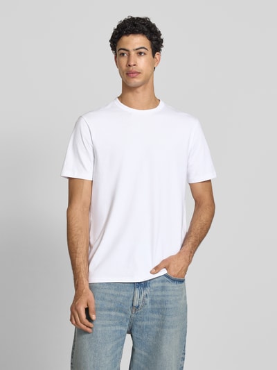 Männermodel trägt Regular Fit T-Shirt-Set aus Baumwoll-Mix Modell 'NAOLO' im 2er-Pack von HUGO, Optik: Unifarben, Ganzkörperansicht von vorne.