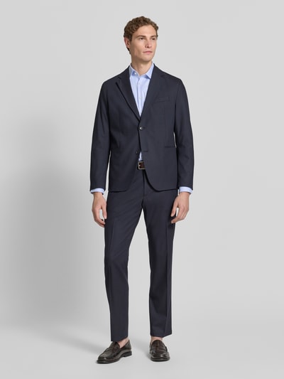 Männermodel trägt dunkelblaues Sakko mit Reverskragen und Brustleistentasche Modell 'CATORY' von Drykorn, Material-Mix mit Viskose-Anteil, Regular-Fit, Knopfverschluss, seitliche Leistentaschen, Ganzkörperansicht von vorne.