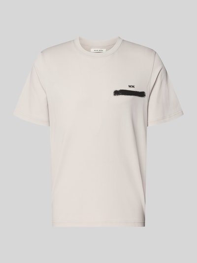 Produktfoto, t-shirt z bawełny w kolorze jasnoszarym z nadrukiem z logo, krój regular fit, model 'Bobby' od Wood Wood, okrągły dekolt