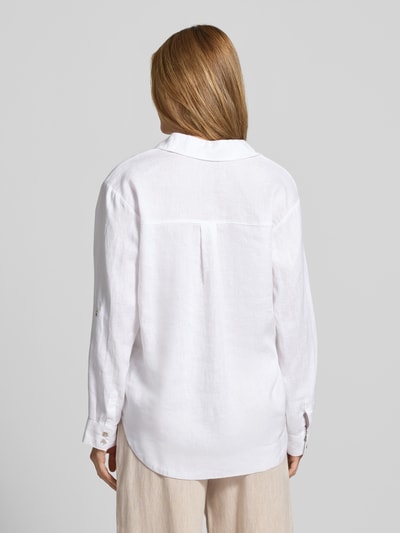 Frauenmodel trägt Regular Fit Leinenbluse mit V-Ausschnitt von Christian Berg Woman in Weiß, mit Hemdblusenkragen, reine Leinen, Rückenlänge 72 cm, Ganzkörperansicht Rückansicht.