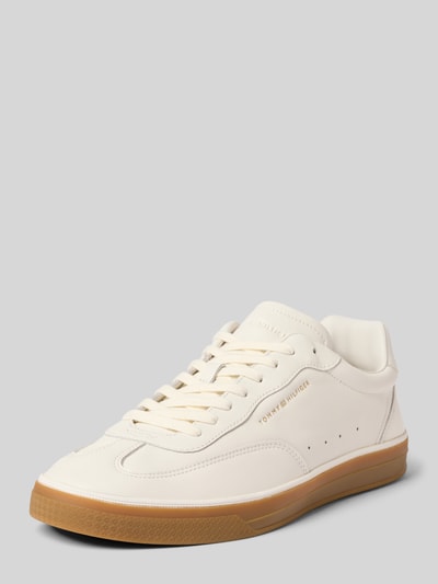 Produktfoto, Low Top Sneaker aus echtem Leder von Tommy Hilfiger, unifarbenes Glattleder, abgerundete Spitze, flache Sohle, Label-Prägung, strukturierte Gummisohle.