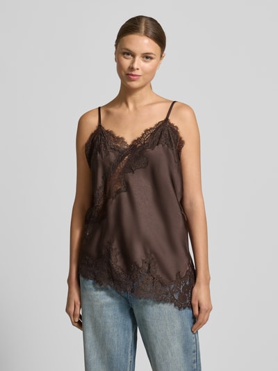 Vrouwenmodel draagt Trägertop met Spitze Modell 'Viole' van Neo Noir, materiaalmix met stretch, asymmetrische look, spaghettibandjes, kanten details, kleur bruin, dames, voorkant, bovenlichaam close-up.