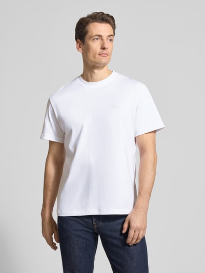 Männermodel trägt Regular Fit T-Shirt aus reiner Baumwolle von Lacoste, Optik: unifarben, Logo-Stitching, Rundhals, Kurzarm, Ganzkörperansicht von vorne.